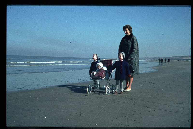07.Strand apr 1966 Mama,Brigitte,Marion,Peter.JPG